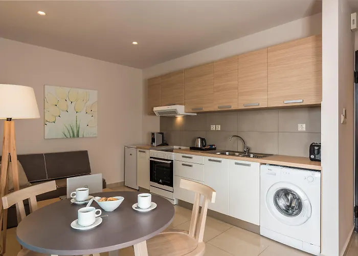 Trianon Luxury & מלון דירות