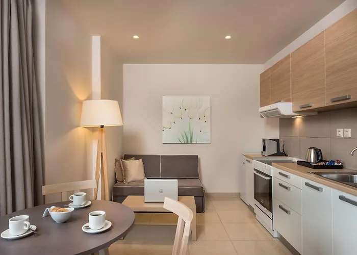 Trianon Luxury & מלון דירות