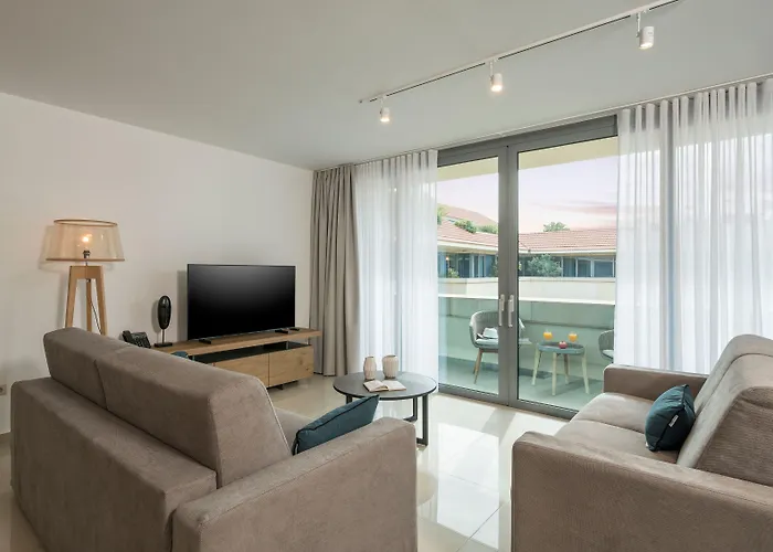 Trianon Luxury & מלון דירות חאניה