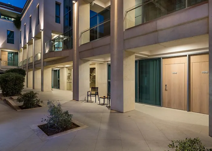 מלון דירות Trianon Luxury &